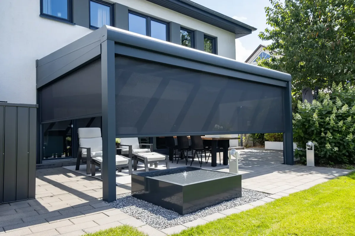 Zadaszenie Designstyle ze smart markizami pionowymi