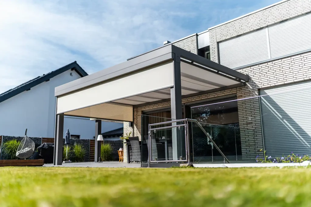 Zadaszenie Ultrastyle z oświetleniem LED i markizami