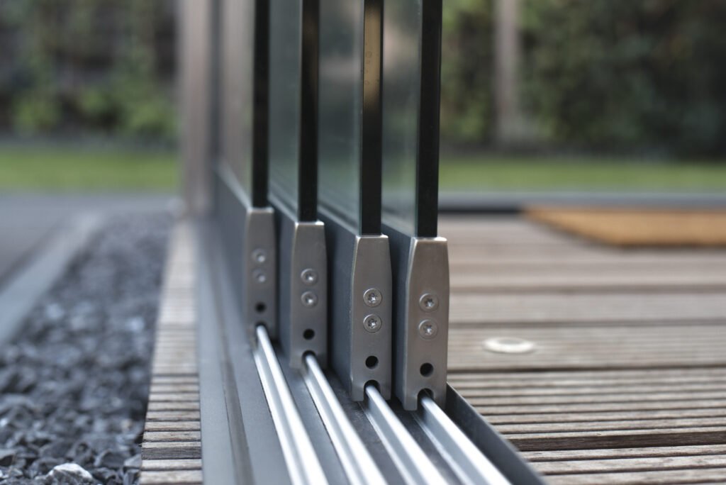 Szyby przesuwne w ramie aluminiowej — zabudowa tarasu