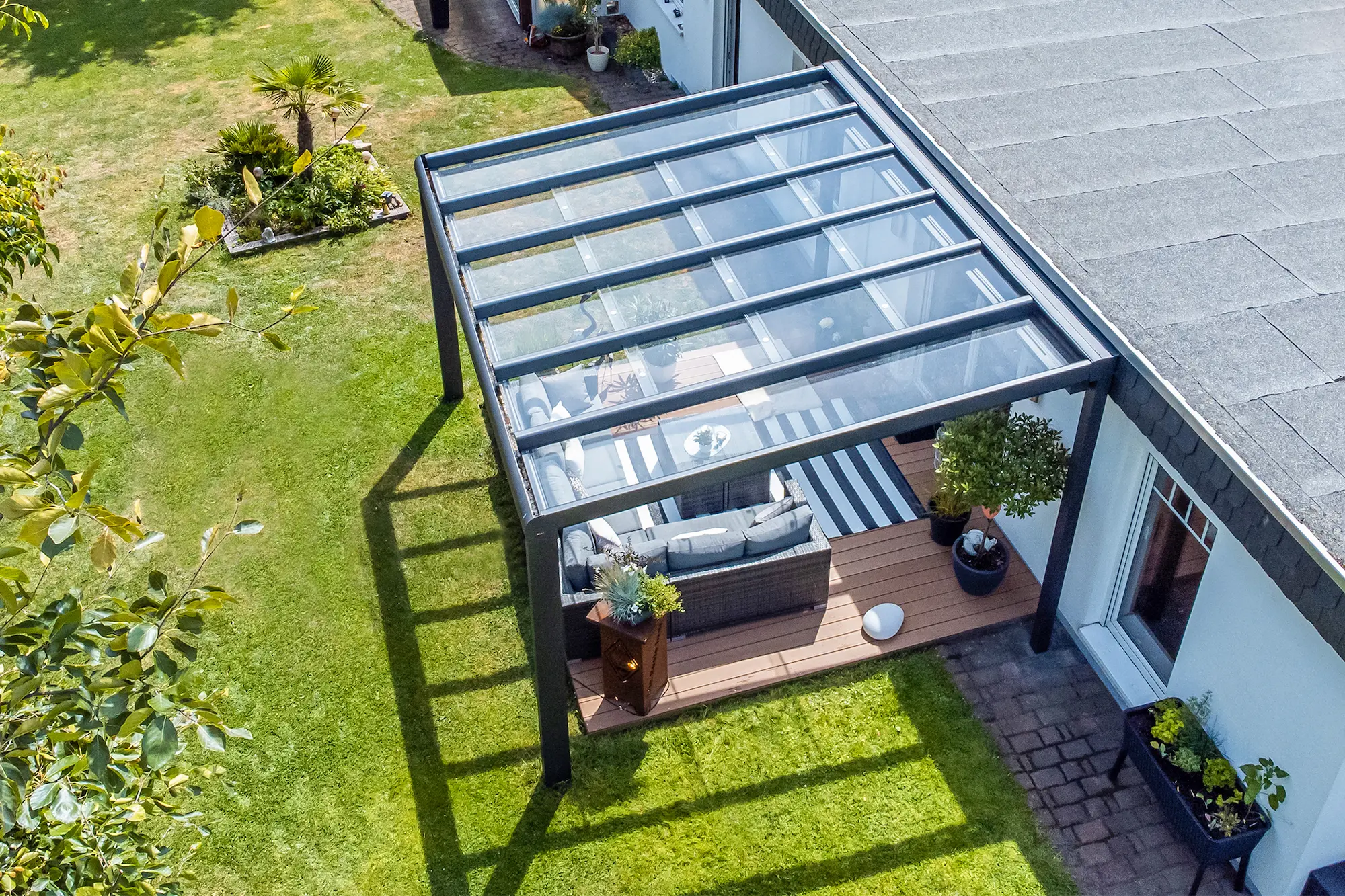 Funkcjonalny taras przy domu z zadaszeniem aluminiowym