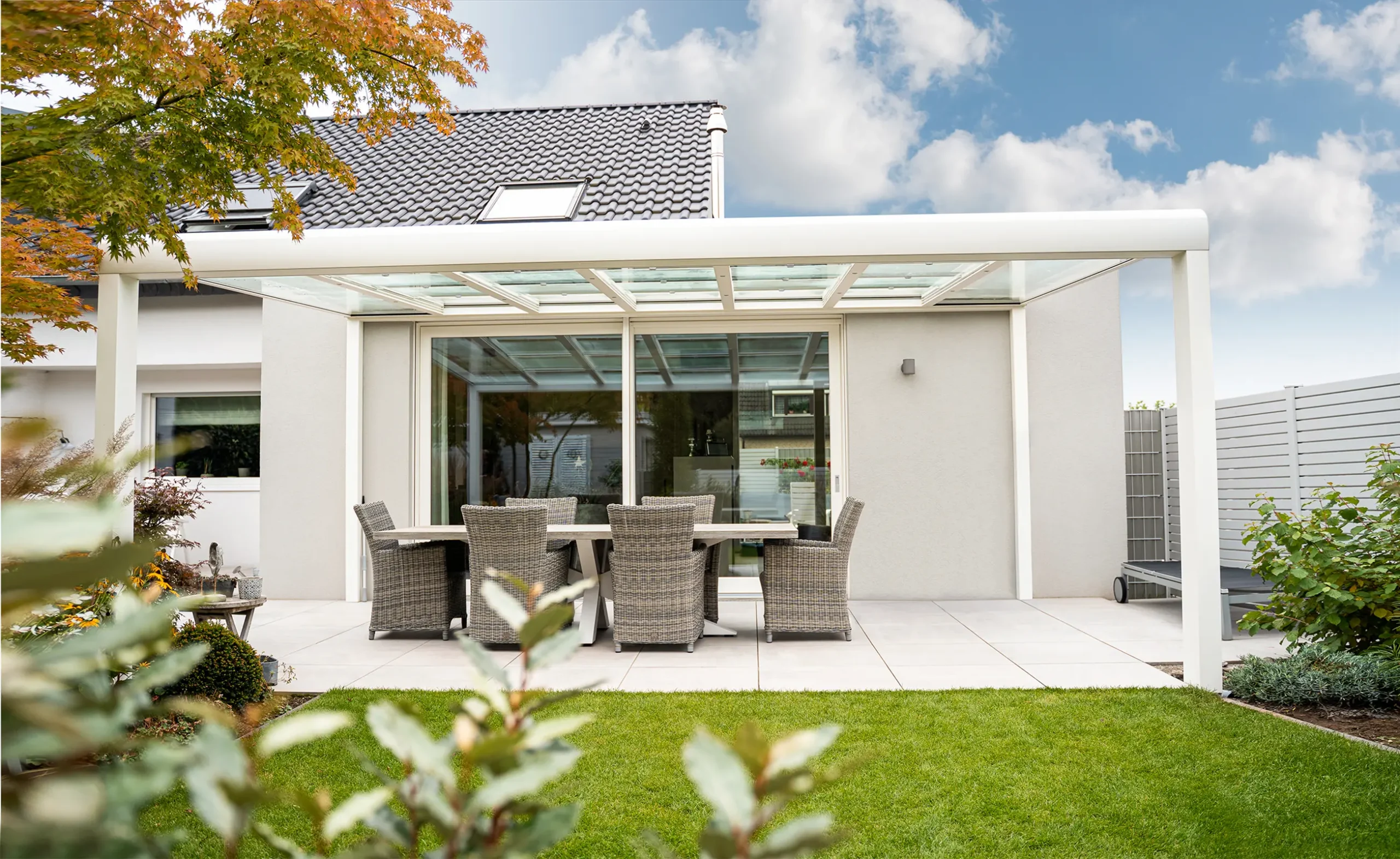 Pergola biała z zamkniętymi lamelami