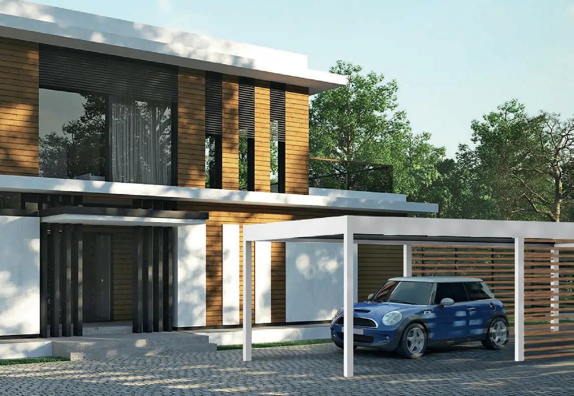 Biały carport z płaskim dachem przy nowoczesnym domu z drewnianą elewacją, z boku i z tyłu ściana z poziomych lameli w kolorze drewna, pod dachem niebieski samochód
