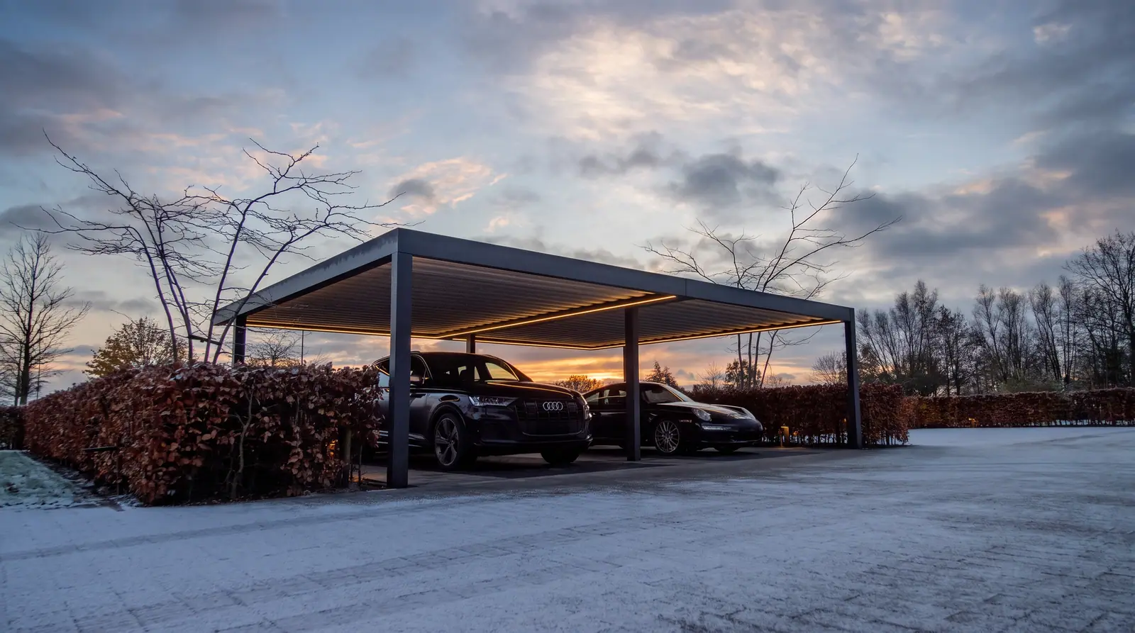 Podwójny Carport w kolorze antracytowym o zmierzchu, kadr poszerzony przez AI na podstawie zdjęcia produktu