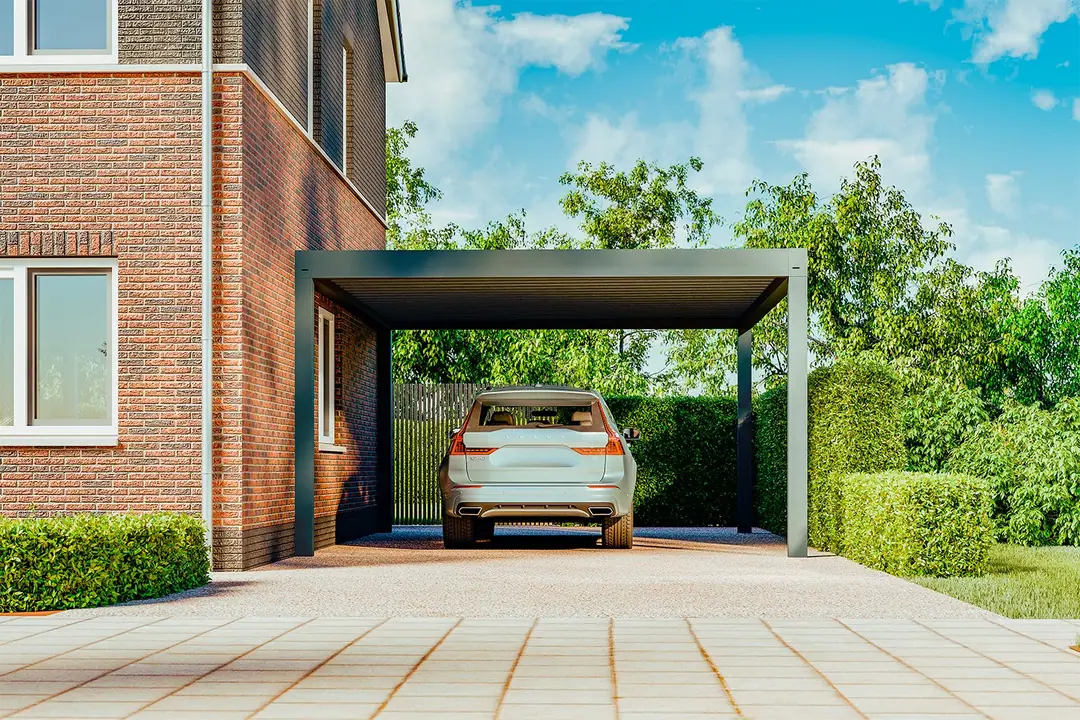 Pojedynczy Carport w kolorze antracytowym przy domu z cegły, w środku samochód, widok od frontu (wizualizacja)