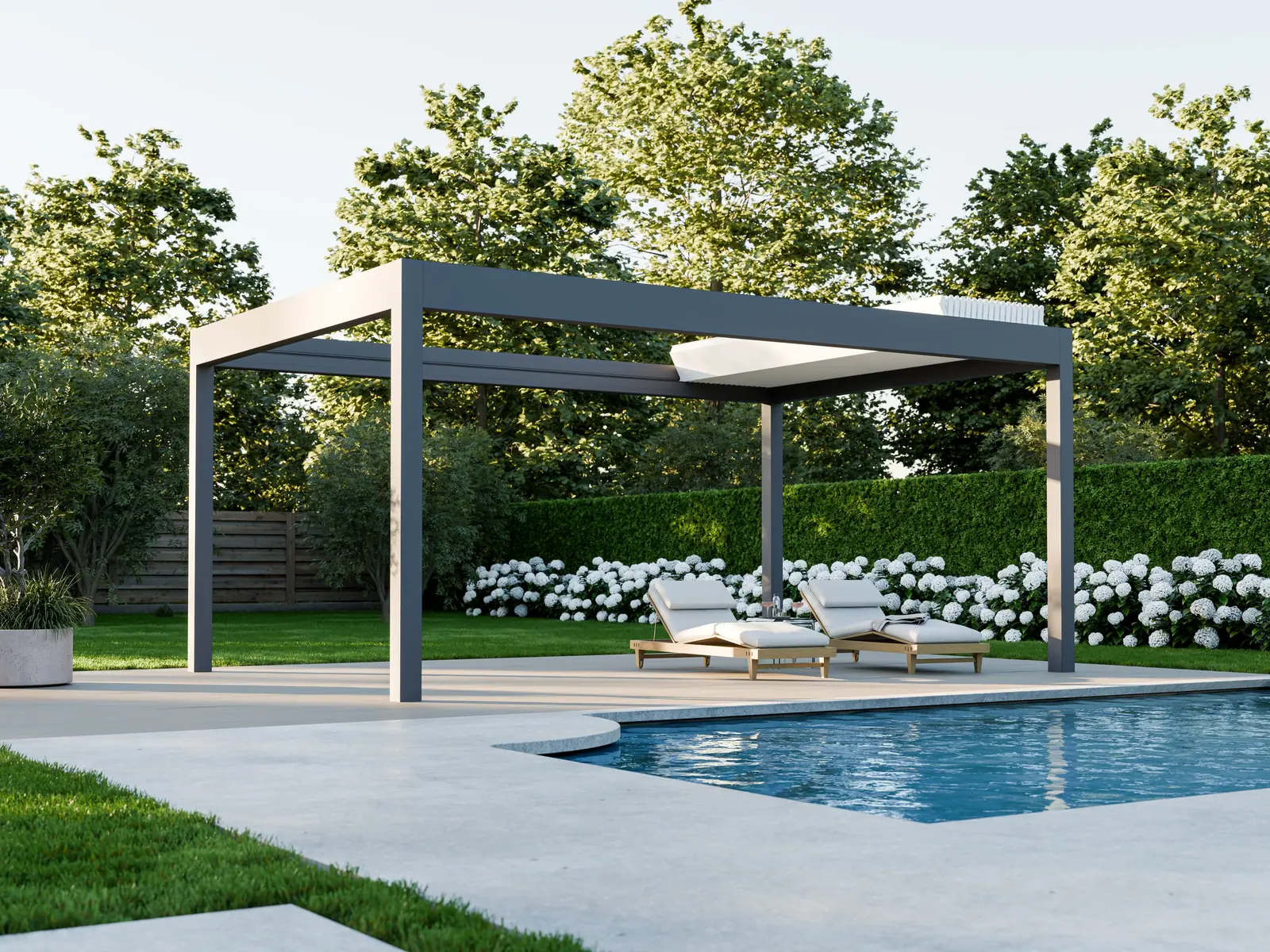 Wolnostojąca Pergola Deluxe Plus w kolorze antracytowym przy basenie z otwartym dachem, lamele złożone w pakiet, pod spodem leżaki