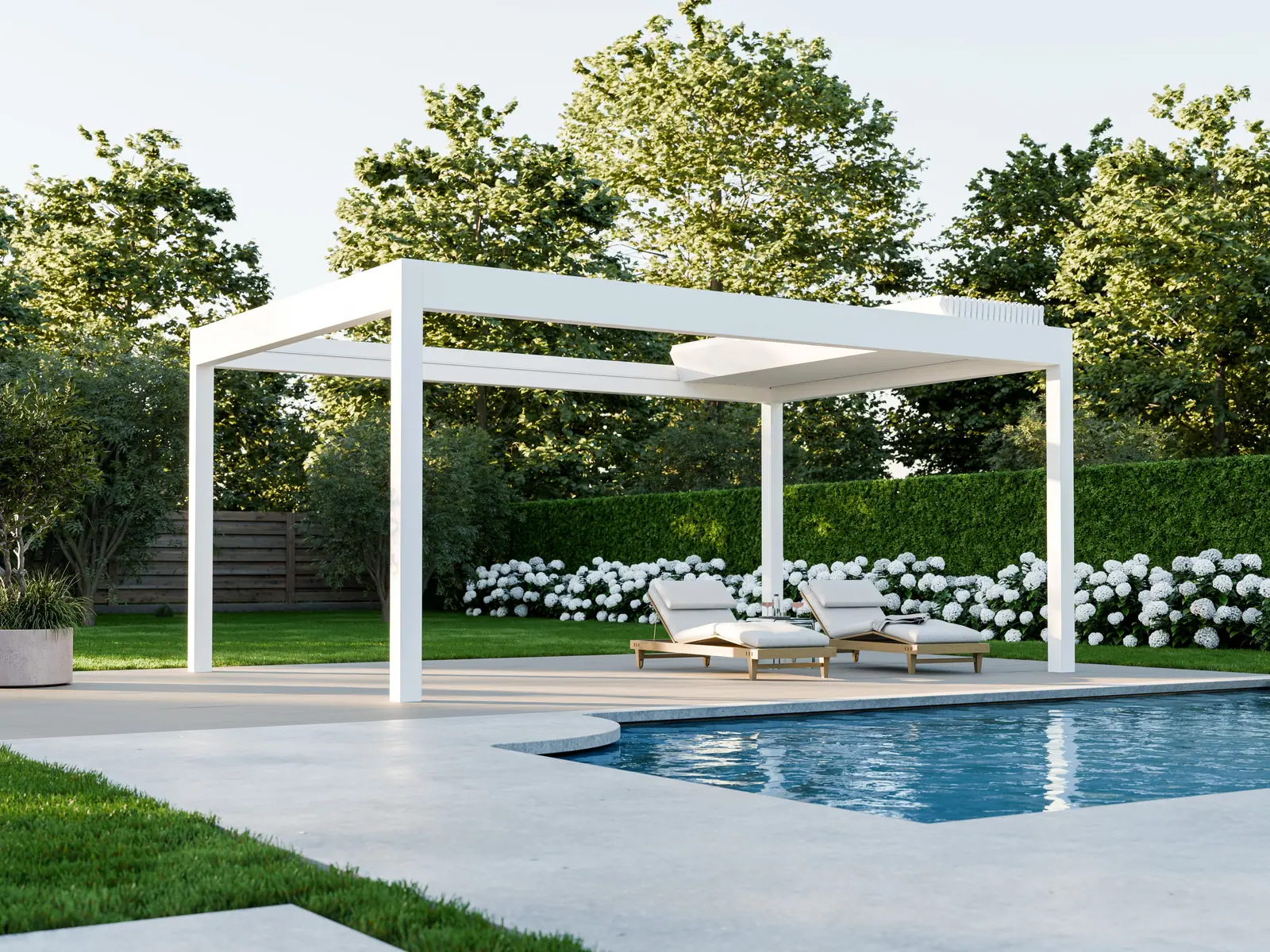 Biała wolnostojąca Pergola Deluxe Plus przy basenie z otwartym dachem, pod spodem leżaki