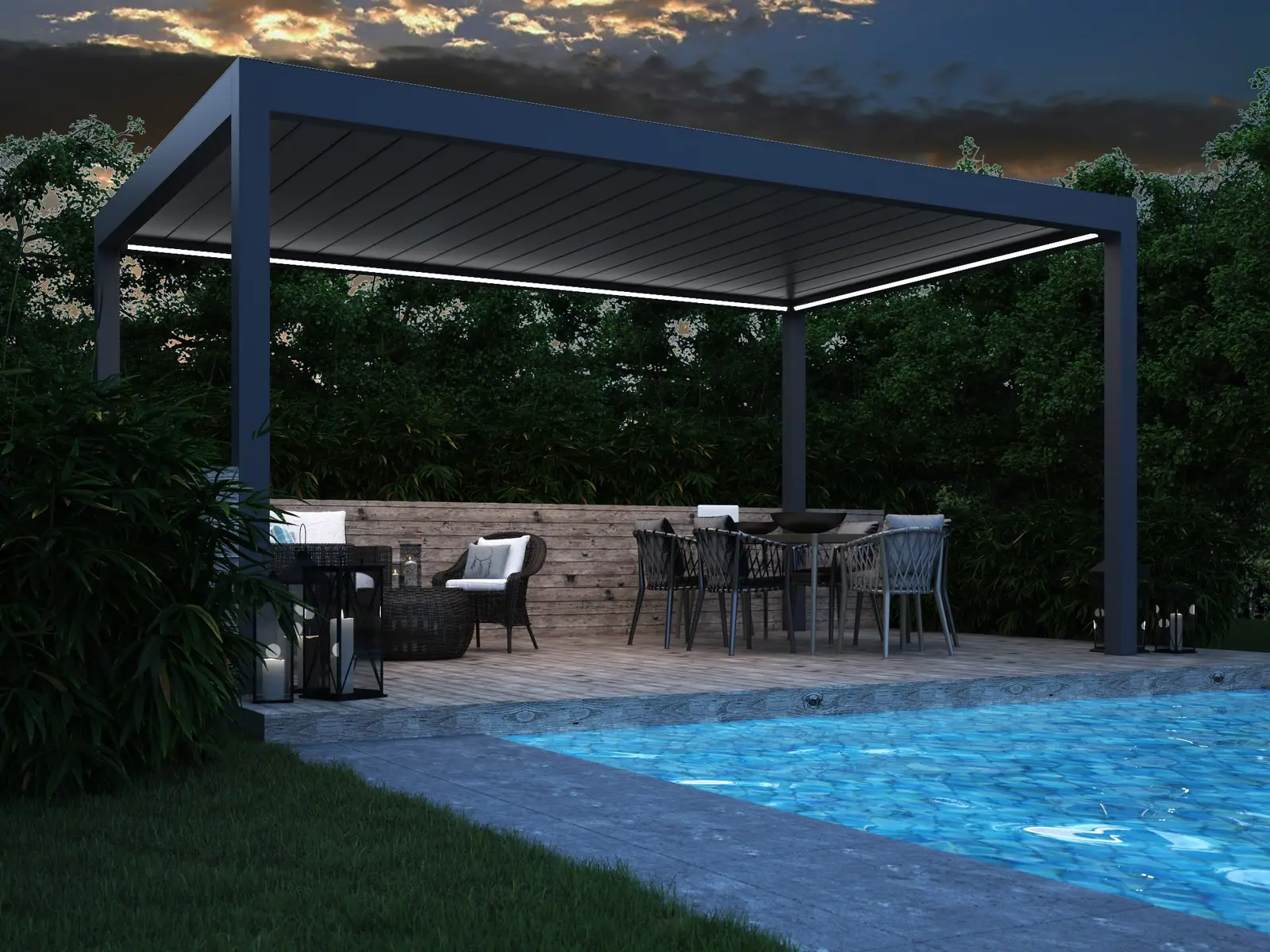 Wolnostojąca Pergola Deluxe w kolorze antracytowym o zmierzchu: zamknięty dach z lamel, świecąca taśma LED pod belkami, pod spodem salon ogrodowy i jadalnia przy podświetlonym basenie