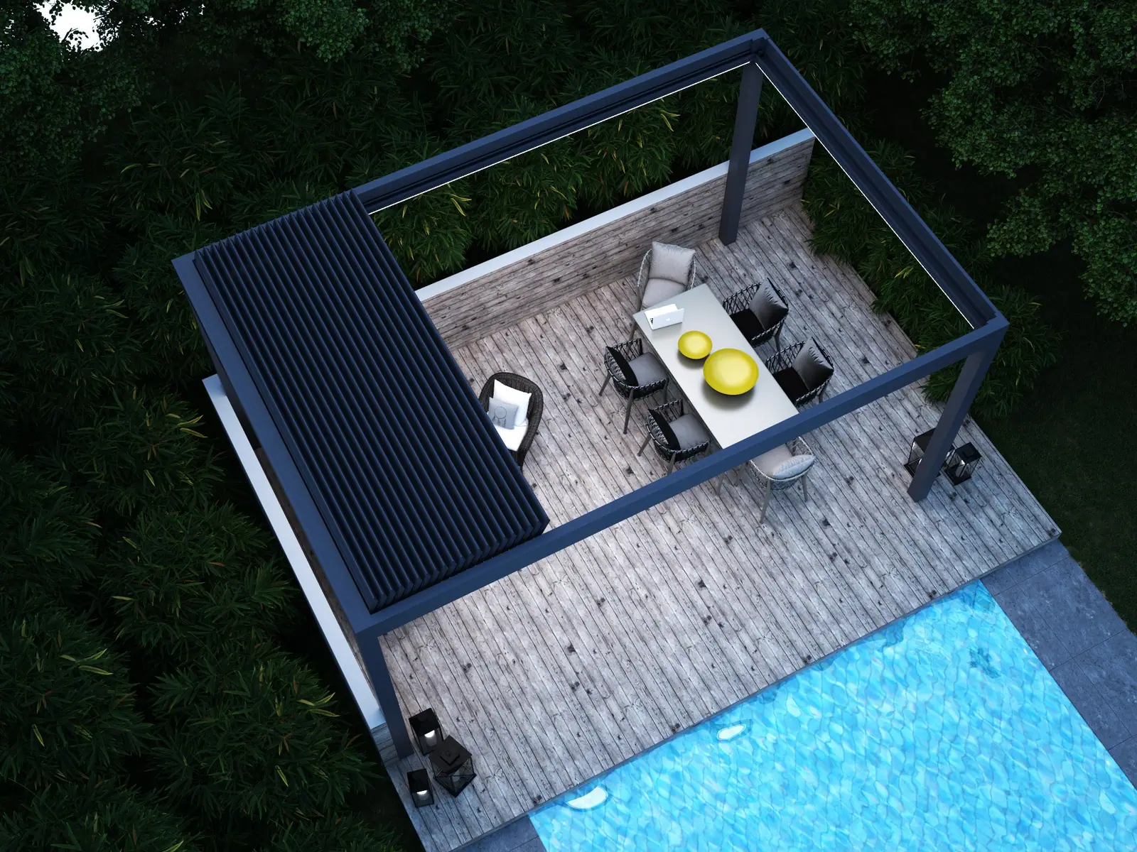 Pergola Deluxe z lotu ptaka wieczorem: rama nad drewnianym tarasem, lamele zsunięte w pakiet na jednym końcu, pod otwartym dachem stół z krzesłami, obok basen
