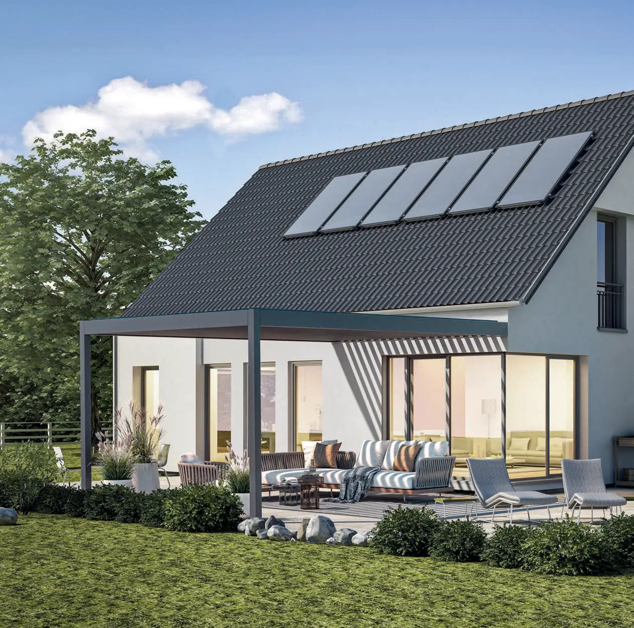 Antracytowa pergola z uchylonymi lamelami przy białym domu z kolektorami słonecznymi na dachu, na ścianie i podłodze paski słońca, pod dachem sofa i leżaki