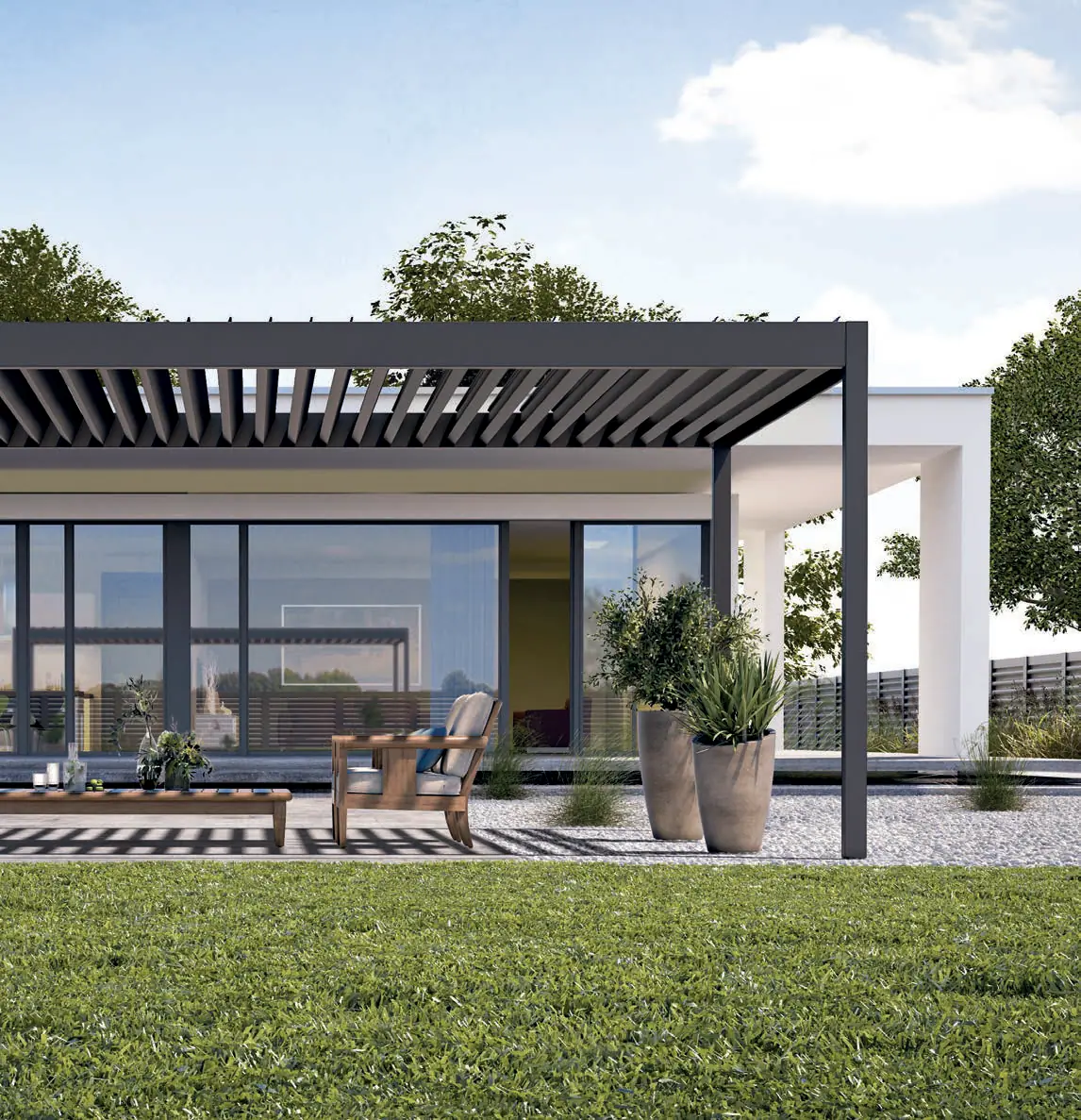 Antracytowa pergola z uchylonymi lamelami przed nowoczesnym parterowym domem z dużymi przeszkleniami, pod dachem drewniany fotel i niski stolik, na tarasie paski cienia