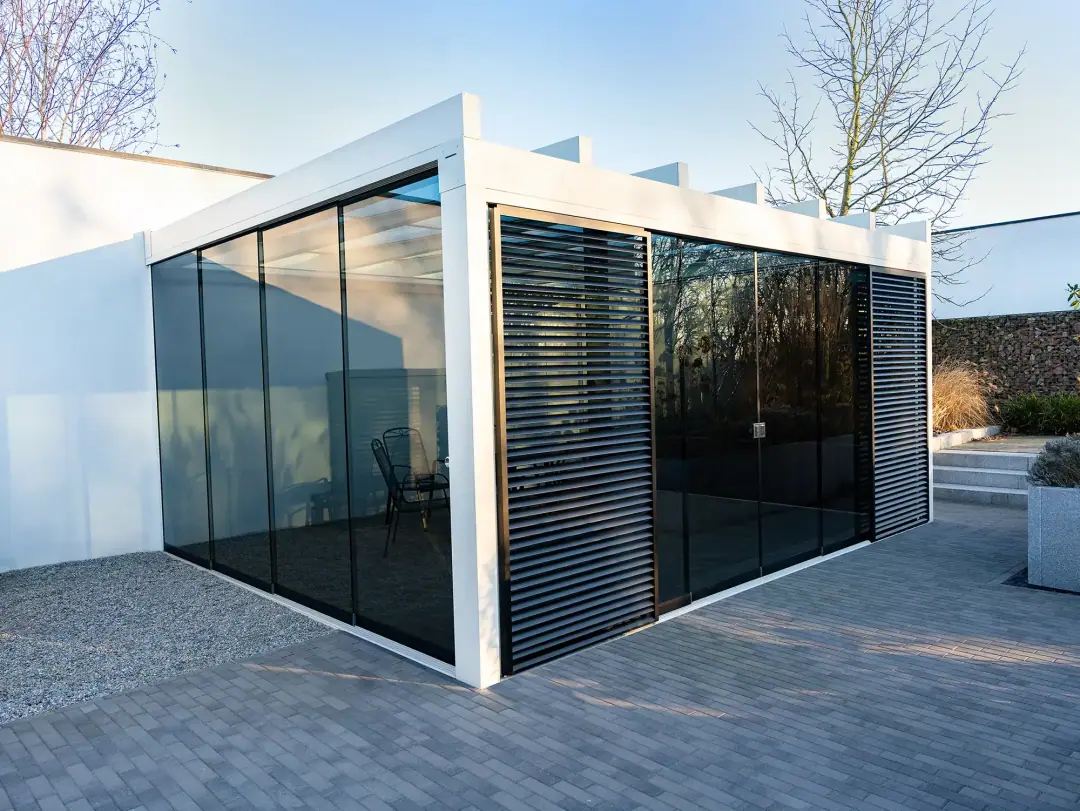 Ultrastyle Compact w czystej bieli ze ścianami panoramicznymi i przesuwnymi panelami lamelowymi
