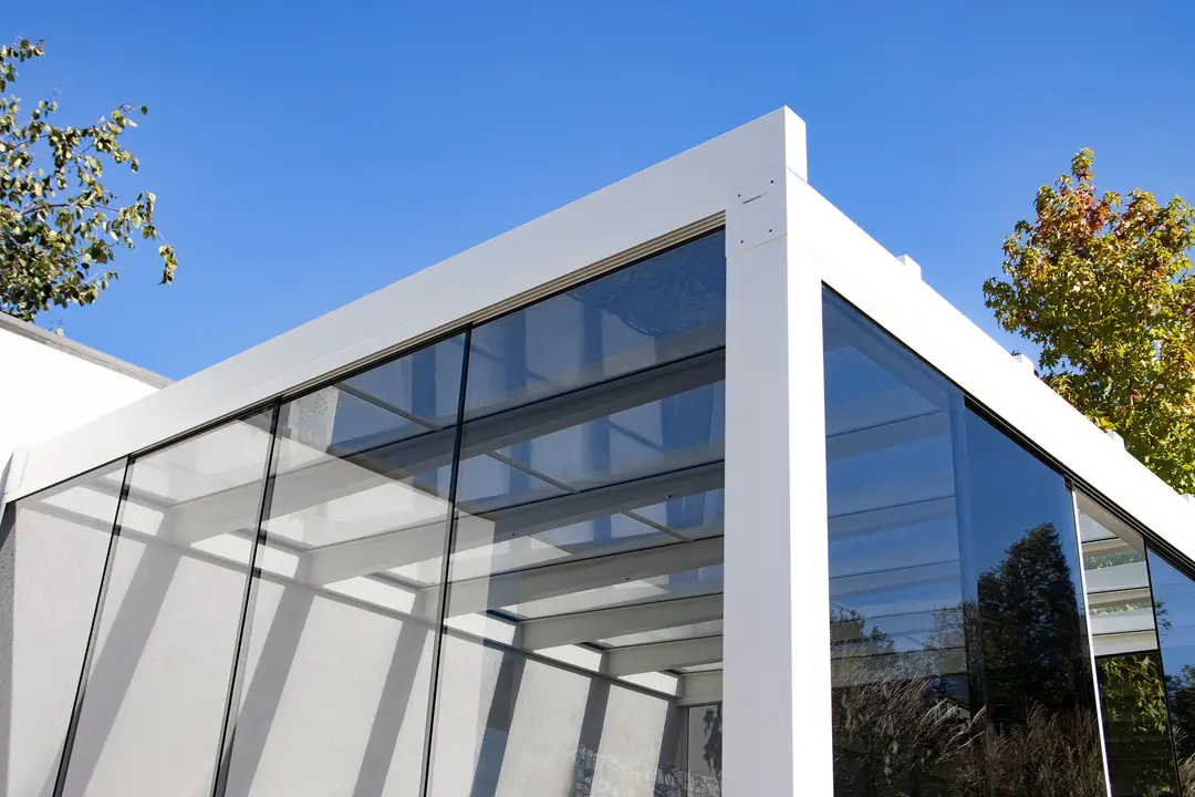 Narożnik Ultrastyle Compact w czystej bieli ze słupkiem, ramą i szklaną ścianą