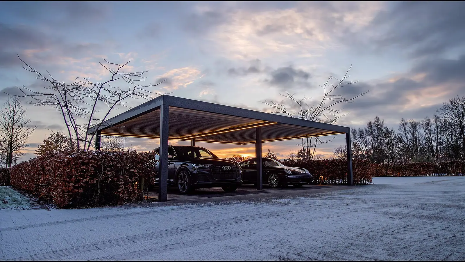 Aluminiowy carport w antracycie przy domu, pod dachem samochód
